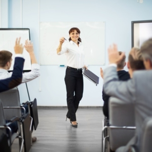 Teilnehmer melden sich während des Seminars